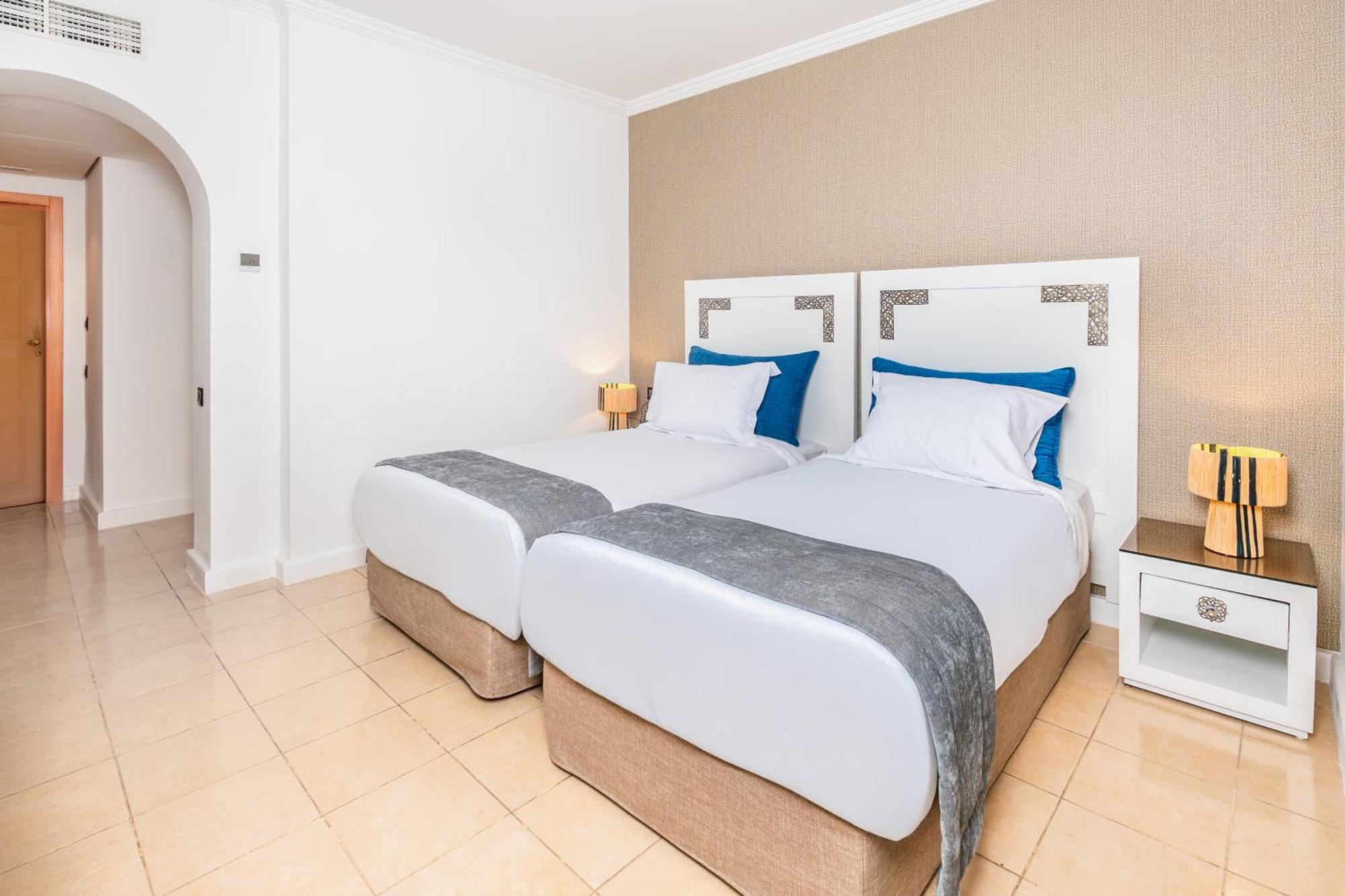 Quarto Twin Standard com Vista Piscina